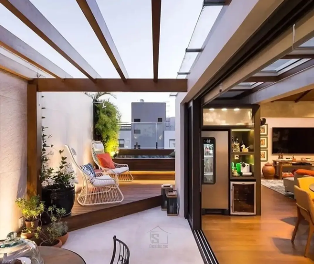 Interior modern dengan balok kayu ekspos dan furniture kontemporer