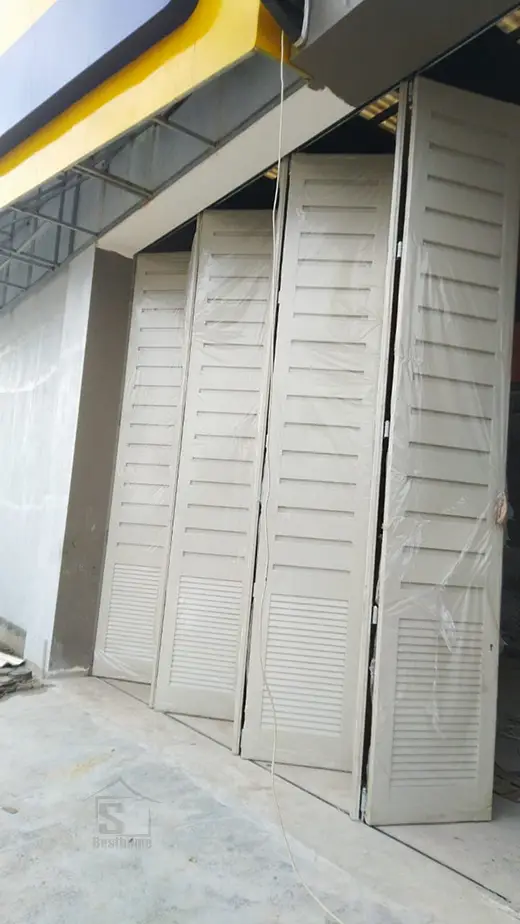 Pintu besi garasi